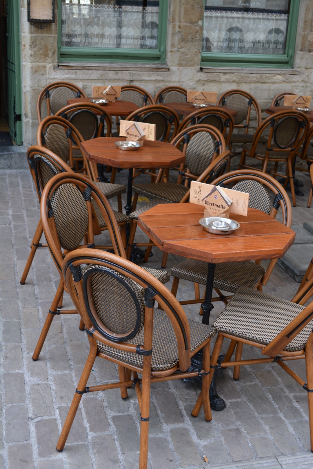 1.7.25<br>'Den Turk' in Gent, met compacte stoel (alu in rotan-afwerking)  en 8-hoekige tafel in massief Tali.