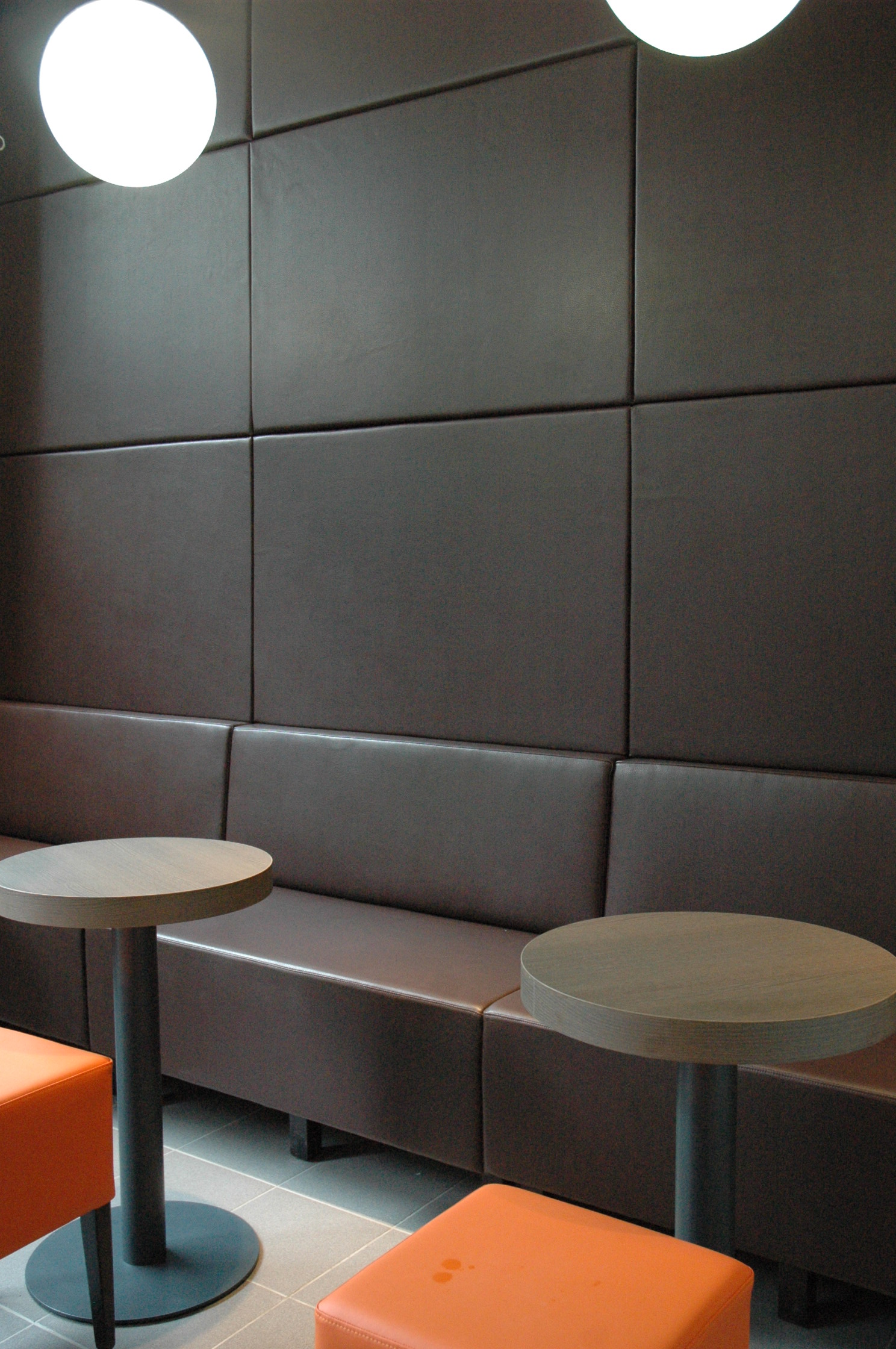3.1.7<br>Lounge zitbank Fat Boy met grote decoratieve panelen tot tegen het plafond.
