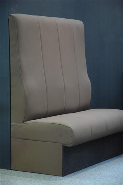 3.1.14<br>Deze zitbank heeft een extra hoge rug. Kleur en afwerking is, zoals steeds, keuze van de klant.