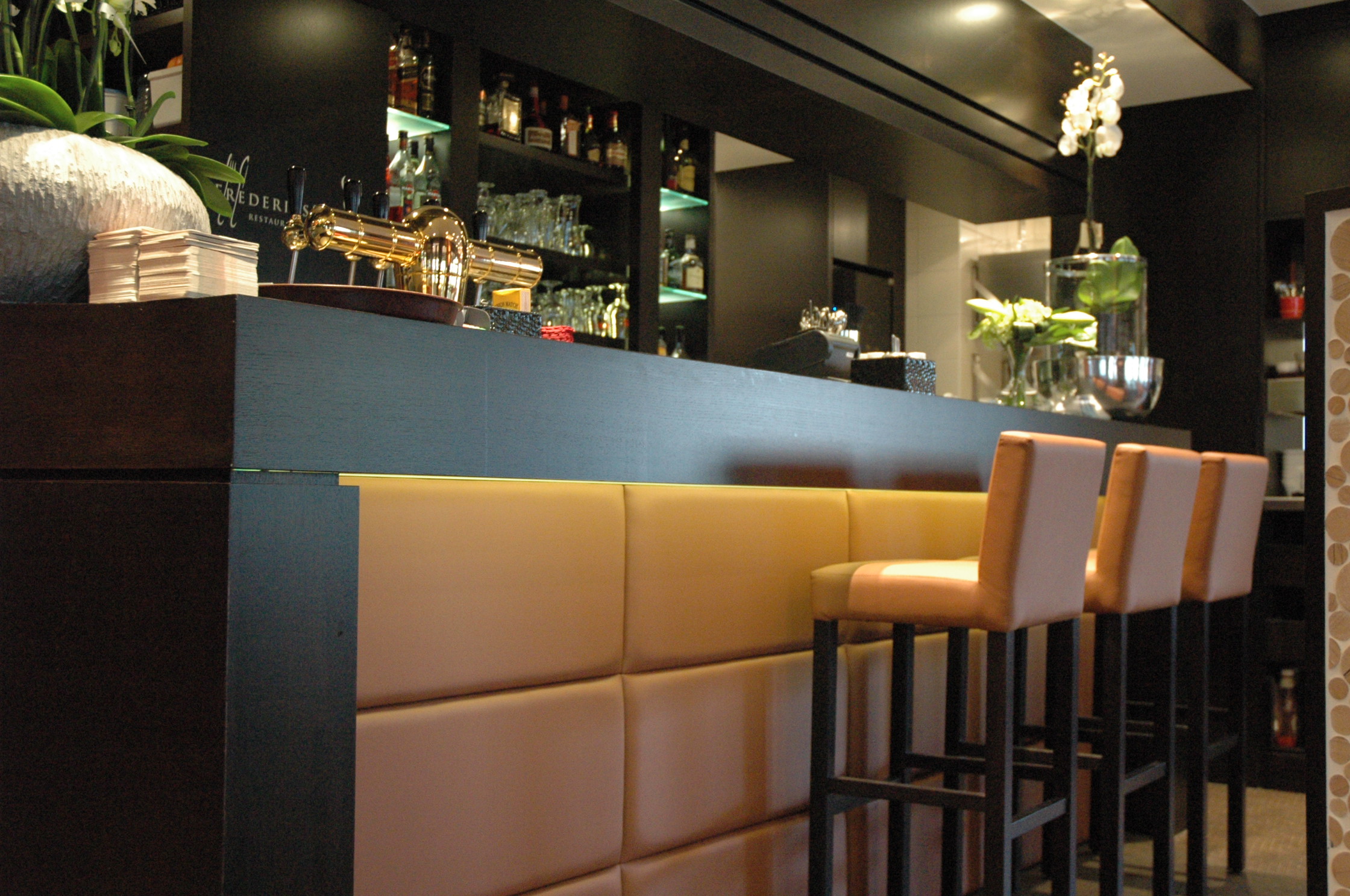 3.3.10<br>Deze stijlvolle bar is afgewerkt met decoratieve wandpanelen.