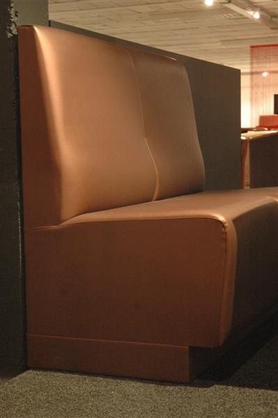 3.1.22<br>Deze zitbank 'Ibis' heeft een specifieke vormgeving met scherpe rug en volle zitting. Het kleur is vrij te kiezen. Al onze zitbanken hebben steeds een vlamvertragende moussevulling !